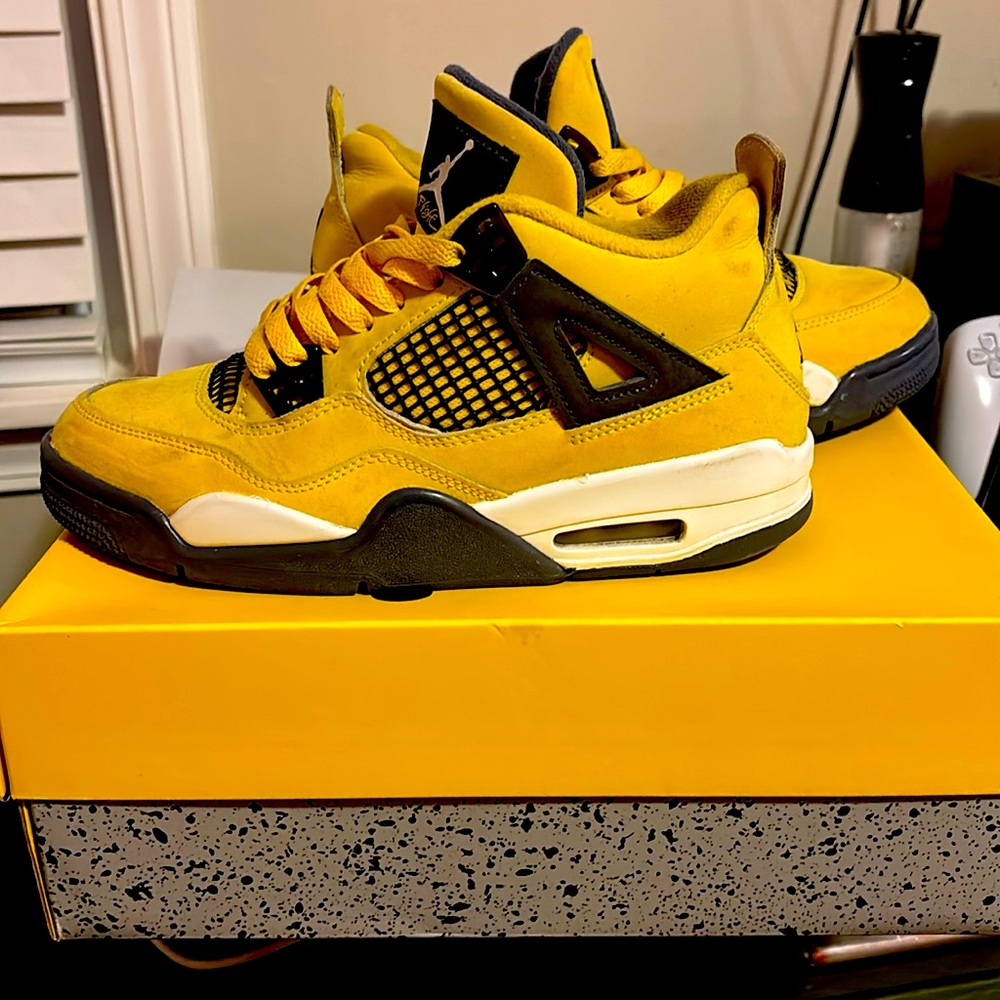 I am selling the jordan 4 retro lighting colorway. Size 6 GS(grade school)